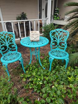 Beautiful very heavy iron PATIO BISTRO SET AVAILABLE MESA Y DOS SILLAS DE FIERRO PESADO PARA SU JARDIN DE FLORES