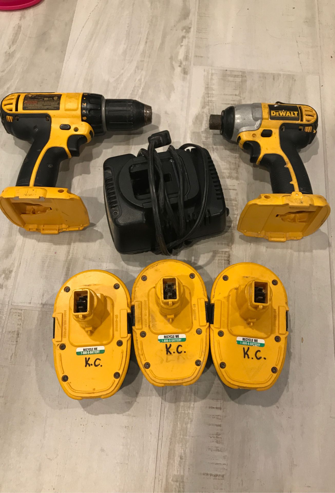 Dewalt 18V drill set with charger and 3 batteries