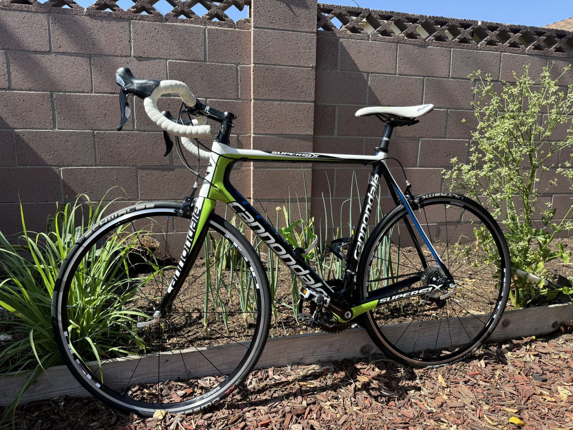 Carbon. Cannondale Supersix
