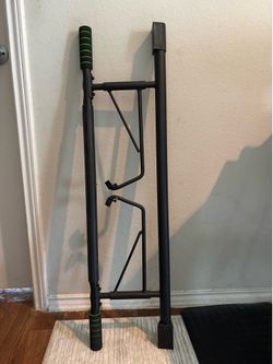 Pull up bar (attach to doorway)