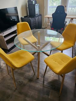 Round Glass Table with 4 dining chairs-Great Condition!!