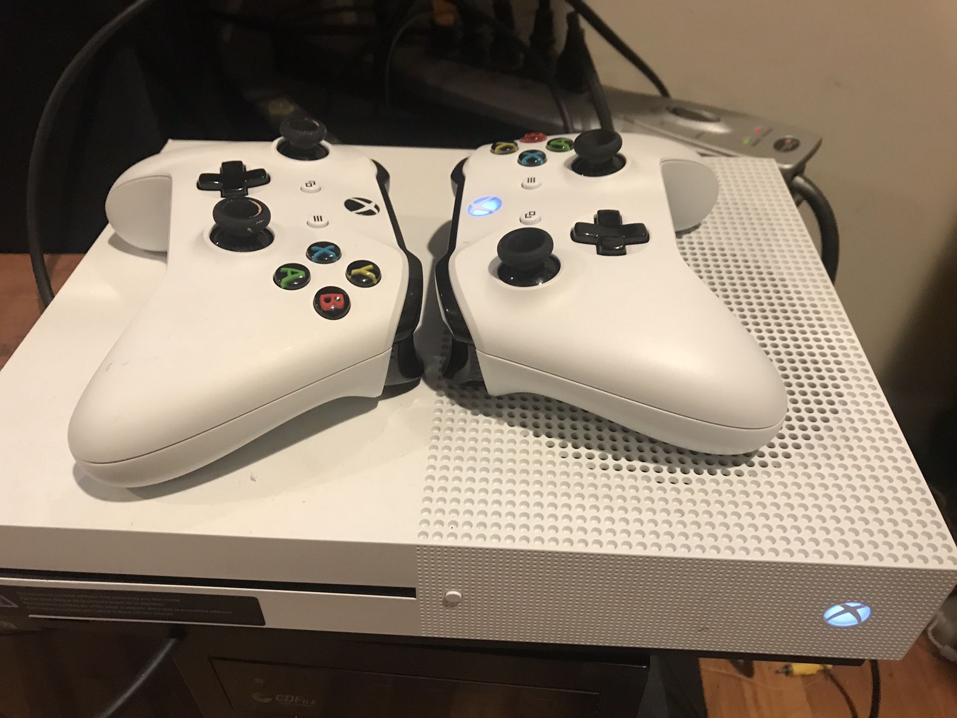 Merg favoriete Uitleg Microsoft Xbox One S 1TB White Gaming Console Model 1681 2 Controllers for  Sale in Long Beach, NY - OfferUp