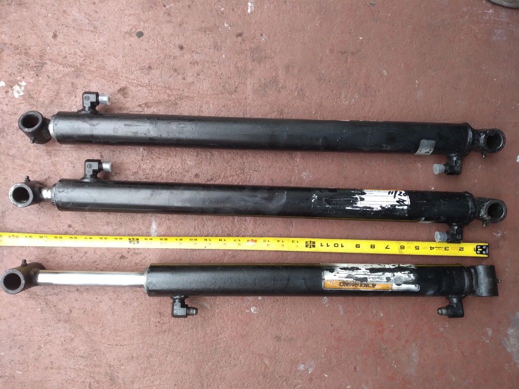 Hydraulic cylinders for small loader