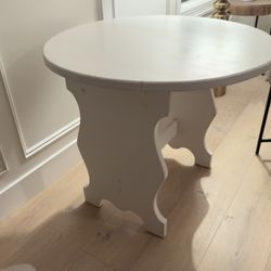 Round white table