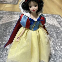 BEAUTIFUL SNOW WHITE porcelain Doll