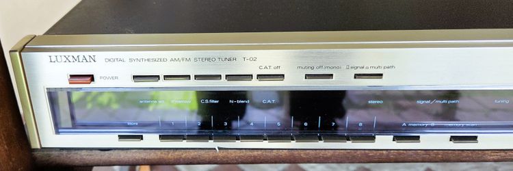 Luxman T-02 digital synthesized AM/FM stereo tuner Japan T-530 MIJ Audiophile 
