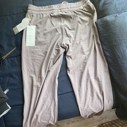 Large Womens Vuori Joggers 