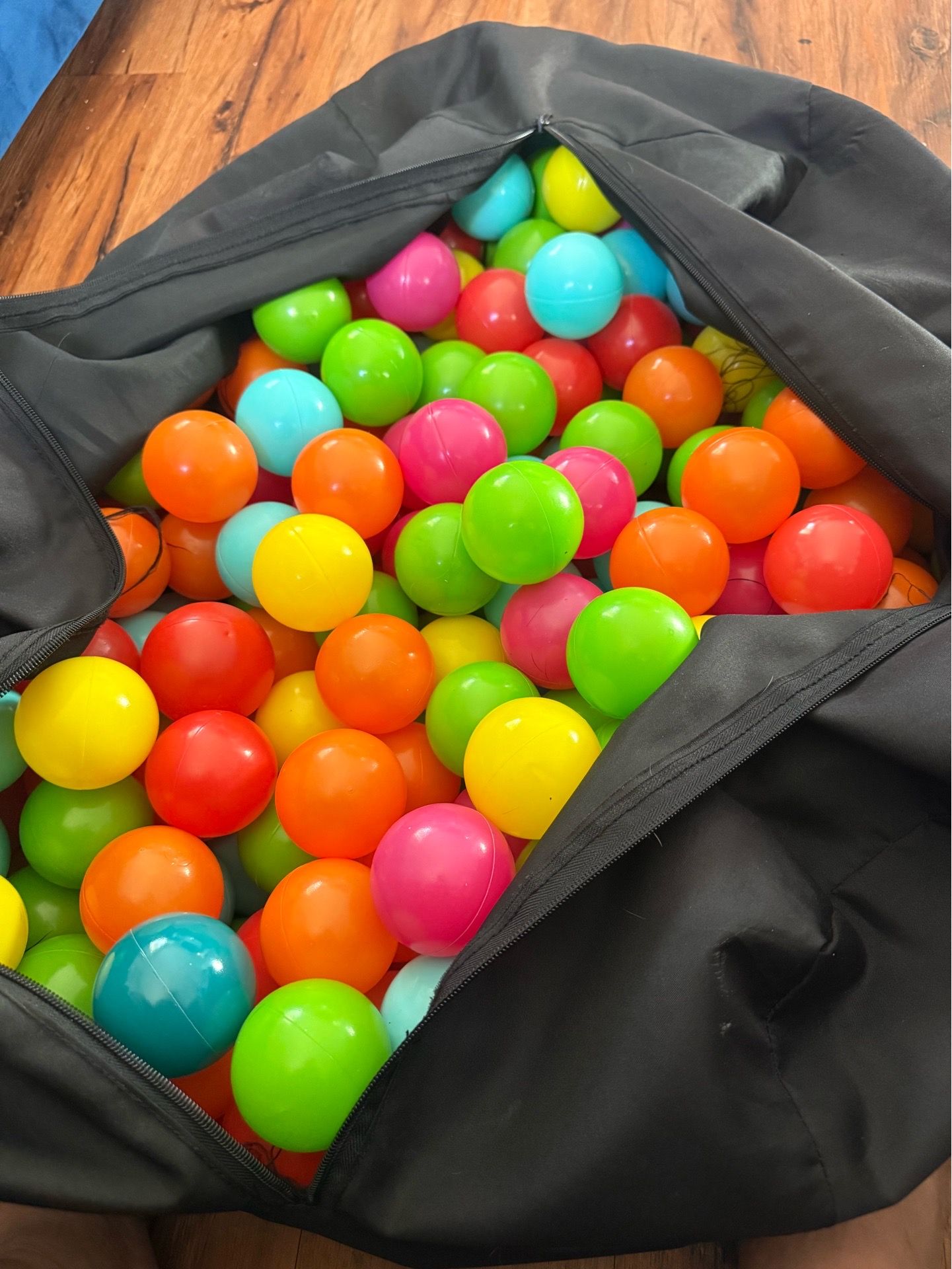 Colorful play balls with storage bag
