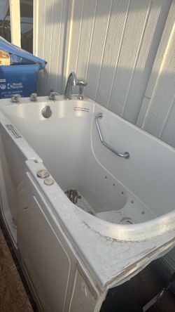 Bath tub