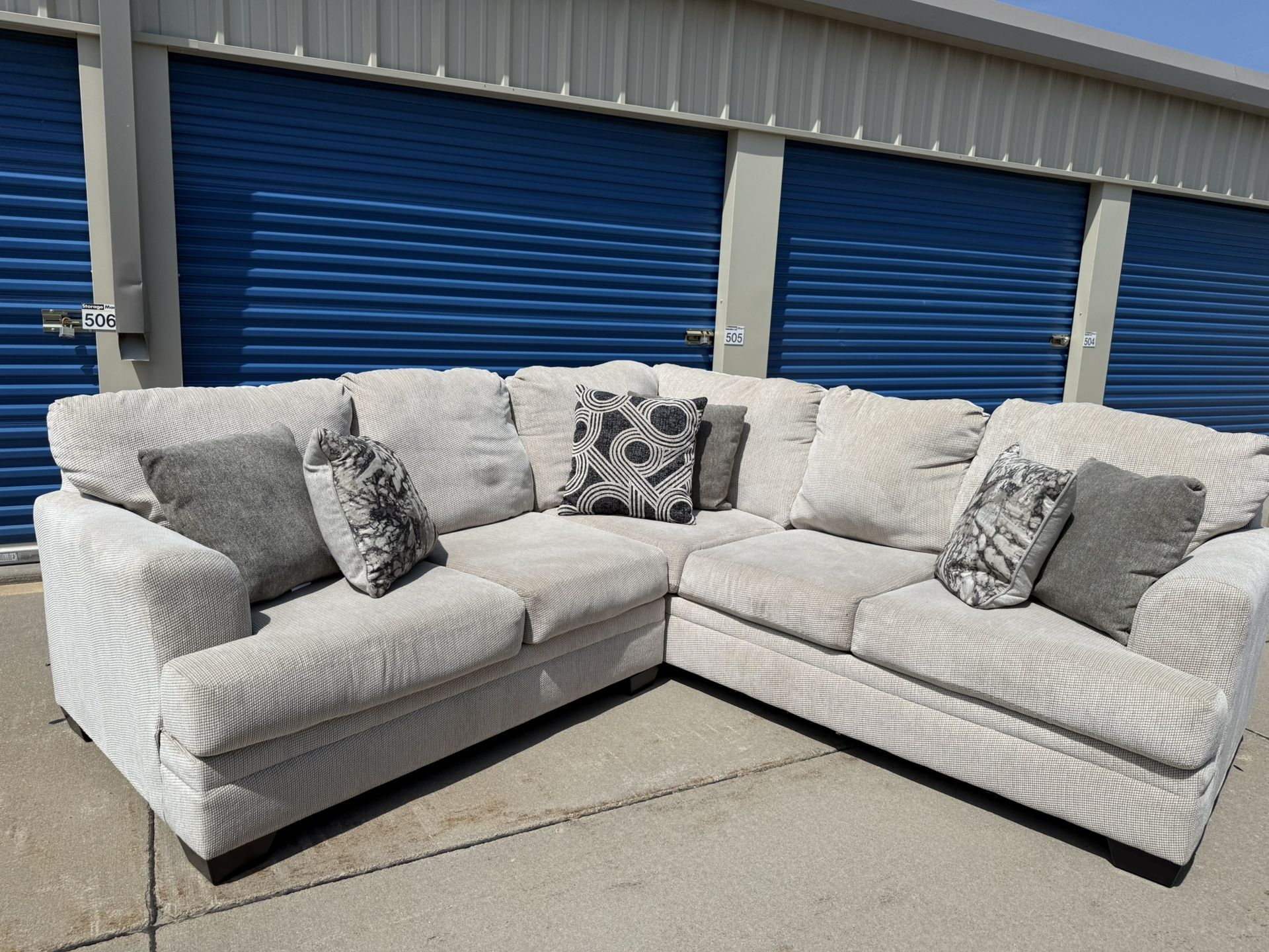 DELIVERY AVAILABLE 🚚🚛🚚 super Nice 2 Piece Beige Sectional!