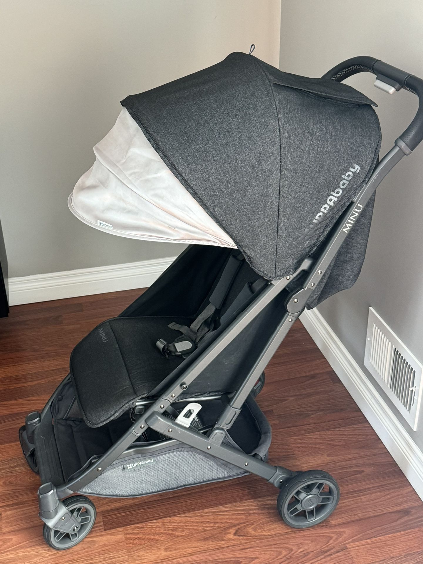UPPAbaby Minu Lightweight Compact Travel/Car Stroller Like New With Extra Base 