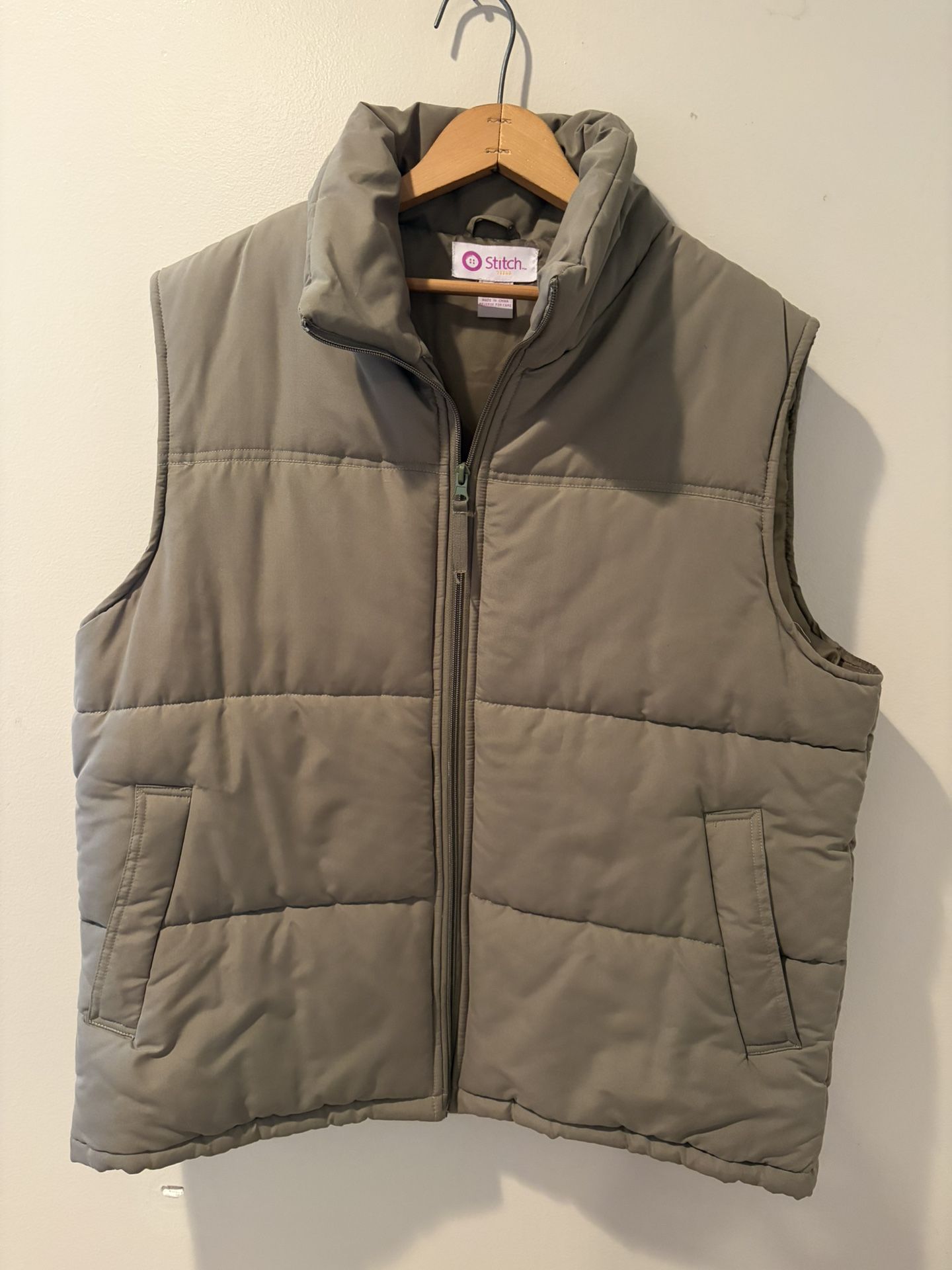 Men’s Lightweight Puffer Vest Dark Taupe Size Large with Zipper and Pockets 