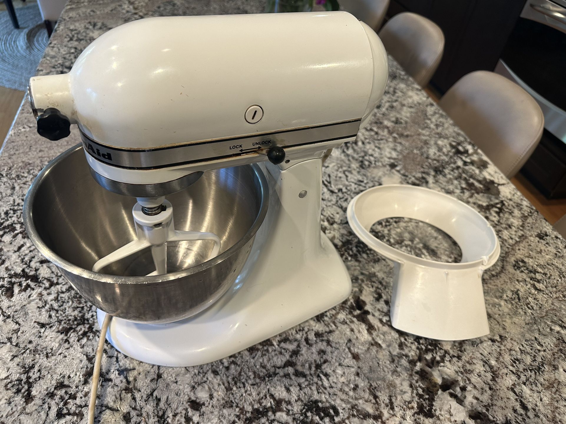 WHITE KITCHENAID MIXER - 10 SPEED - COMES WITH BOWL & BEATER ATTACHMENT