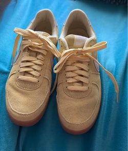 Nike yellow women 7.5 size