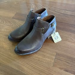 Born women’s dark brown boots. New with tag. Size 8.5. Pickup Happy Valley/67th Ave