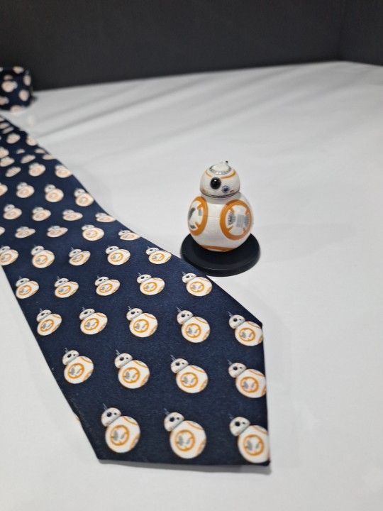 Star Wars BB-8: Neck Tie and Figurine