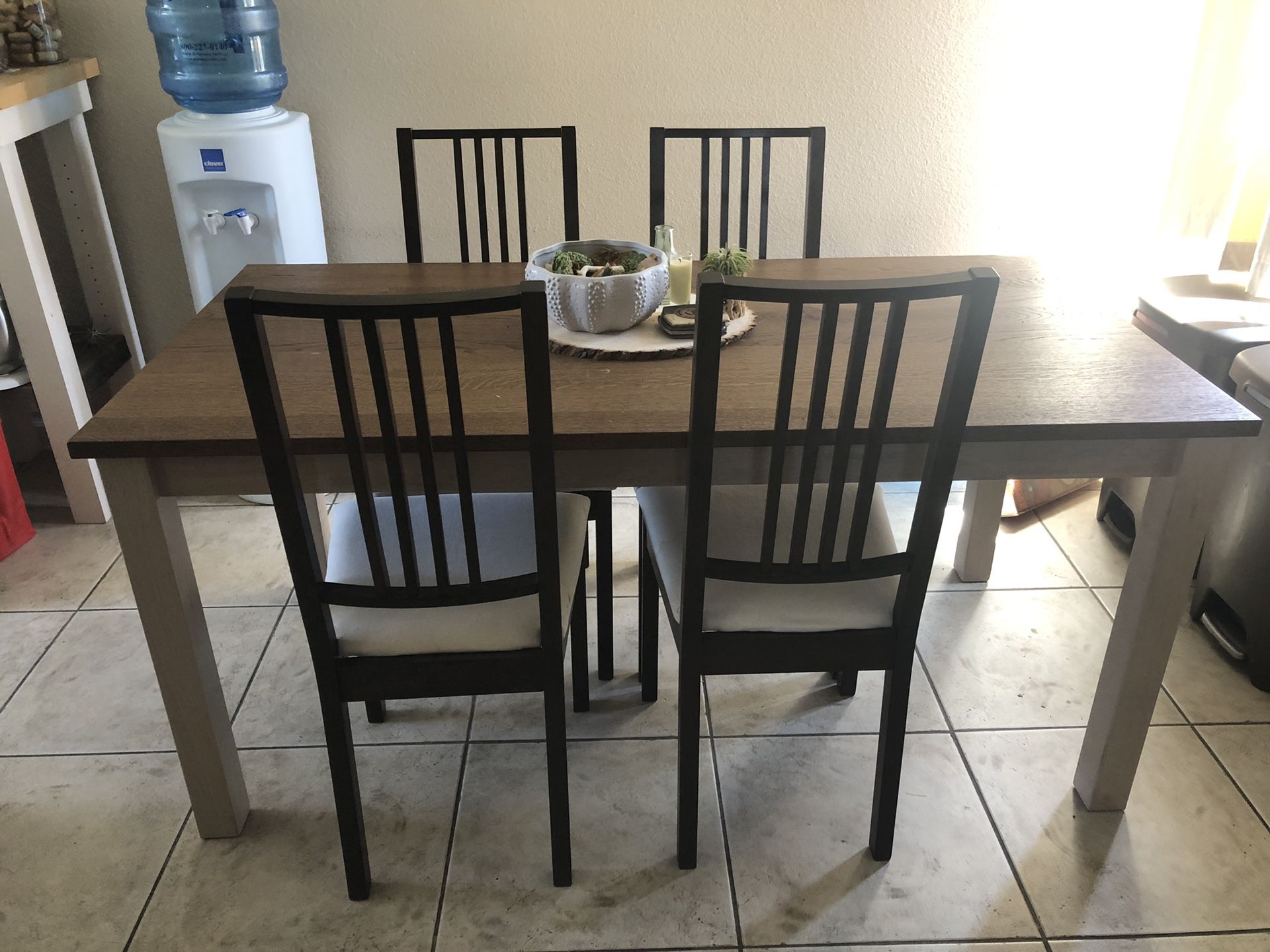 Like New Amazing Kitchen Table and 4 Chairs