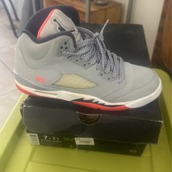 Girls Jordan’s Good Condition Not Used In A Long Time Been Sitting