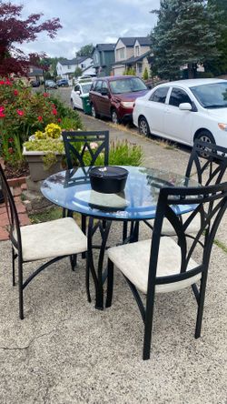 4 chairs round glass table