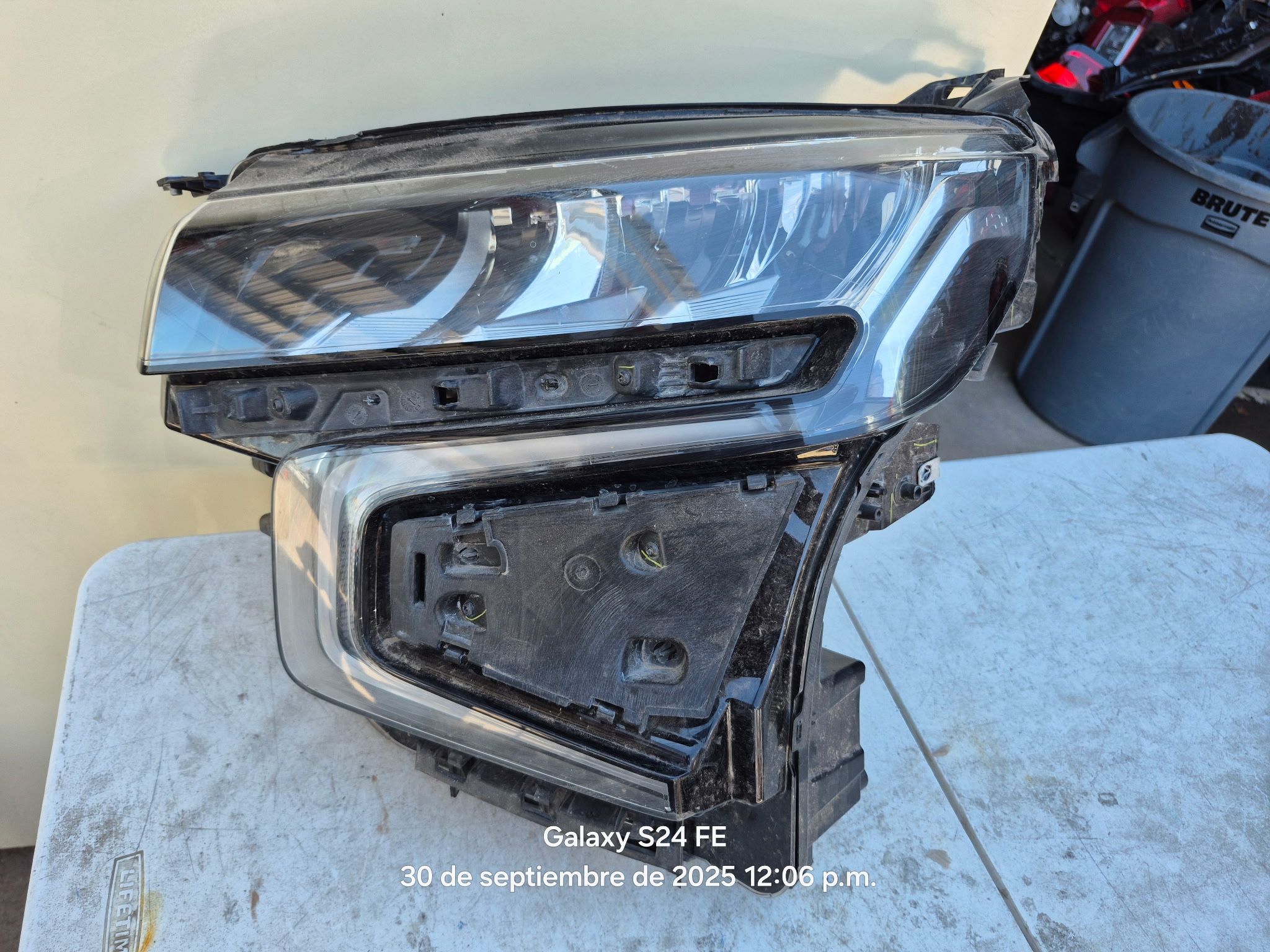 Chevy Tahoe Suburban Left Headlight Xenon Oem