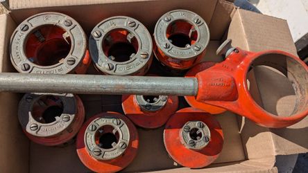 Rigid 12-R Pipe Threader Set w/ Rachet Handle & Dies
