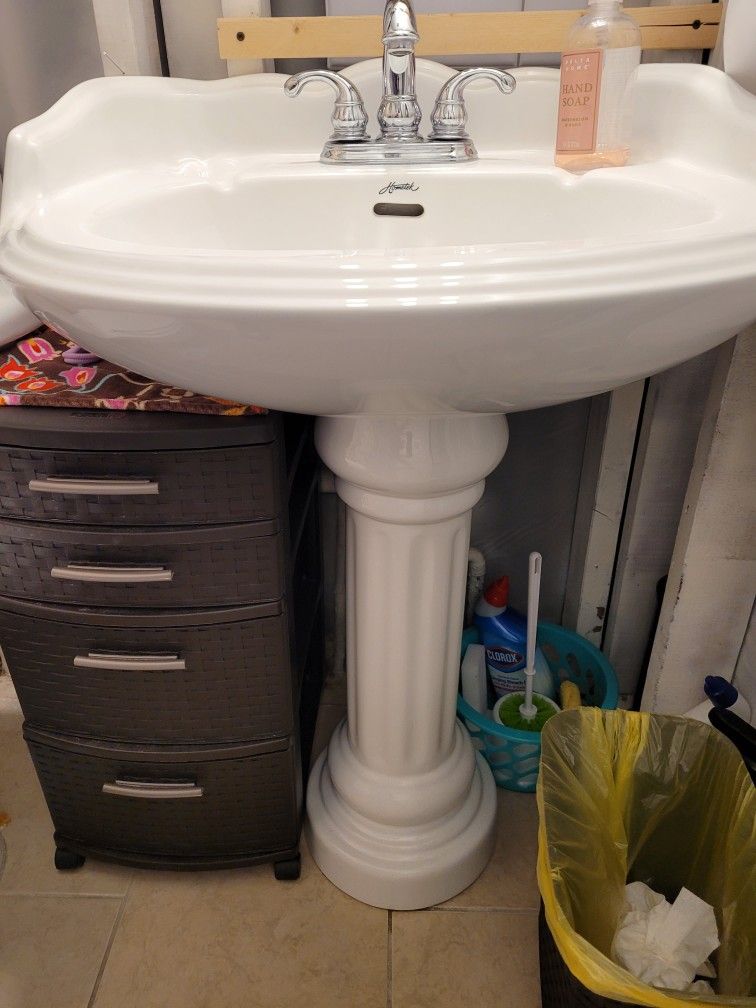 2-Bathroom Sinks +1-toilet And 1-Mirror