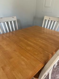 Table w/4 chairs