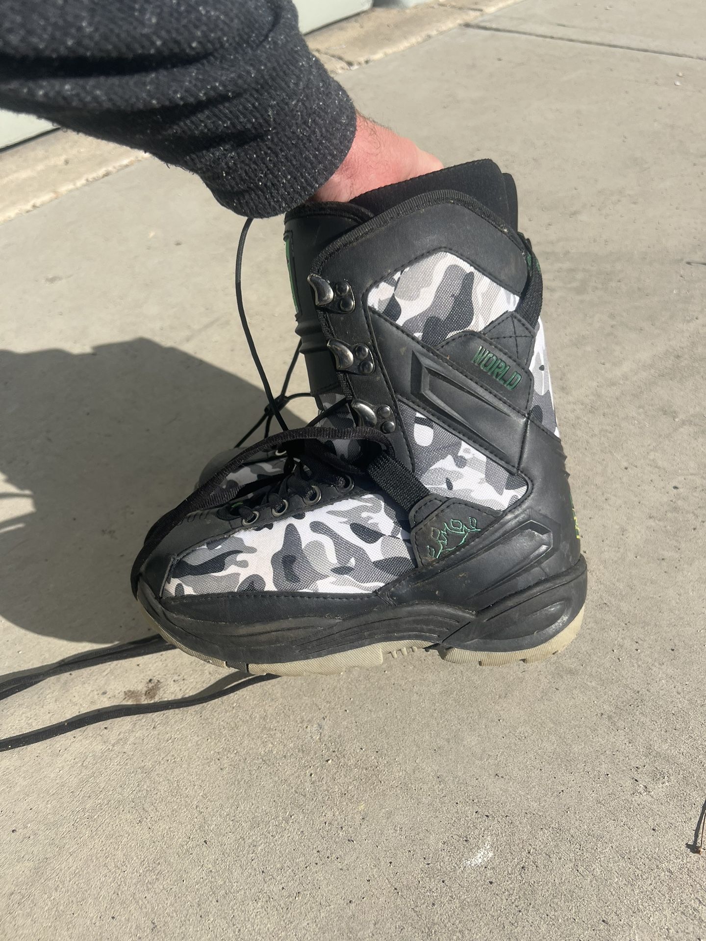 World Industries awol Camo Snowboard Boots youth boys girls Size 5 (women’s 6)