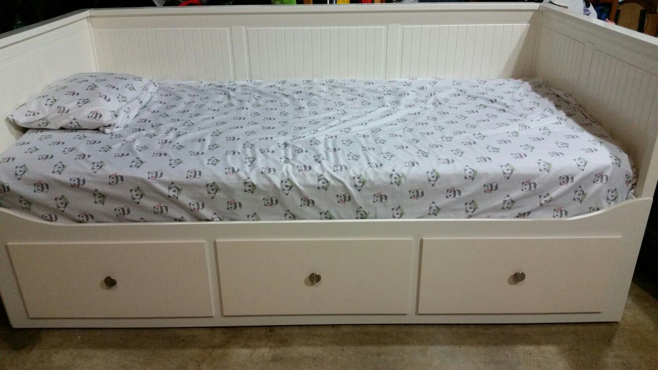 Daybed frame with 3 drawers