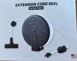 Retractable extension cord reel with mounting bracket