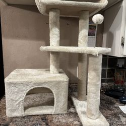 NICE CAT PLAYGROUND/TREE  IN GREAT CONDITION ( H31” x L24” x W18.5”)