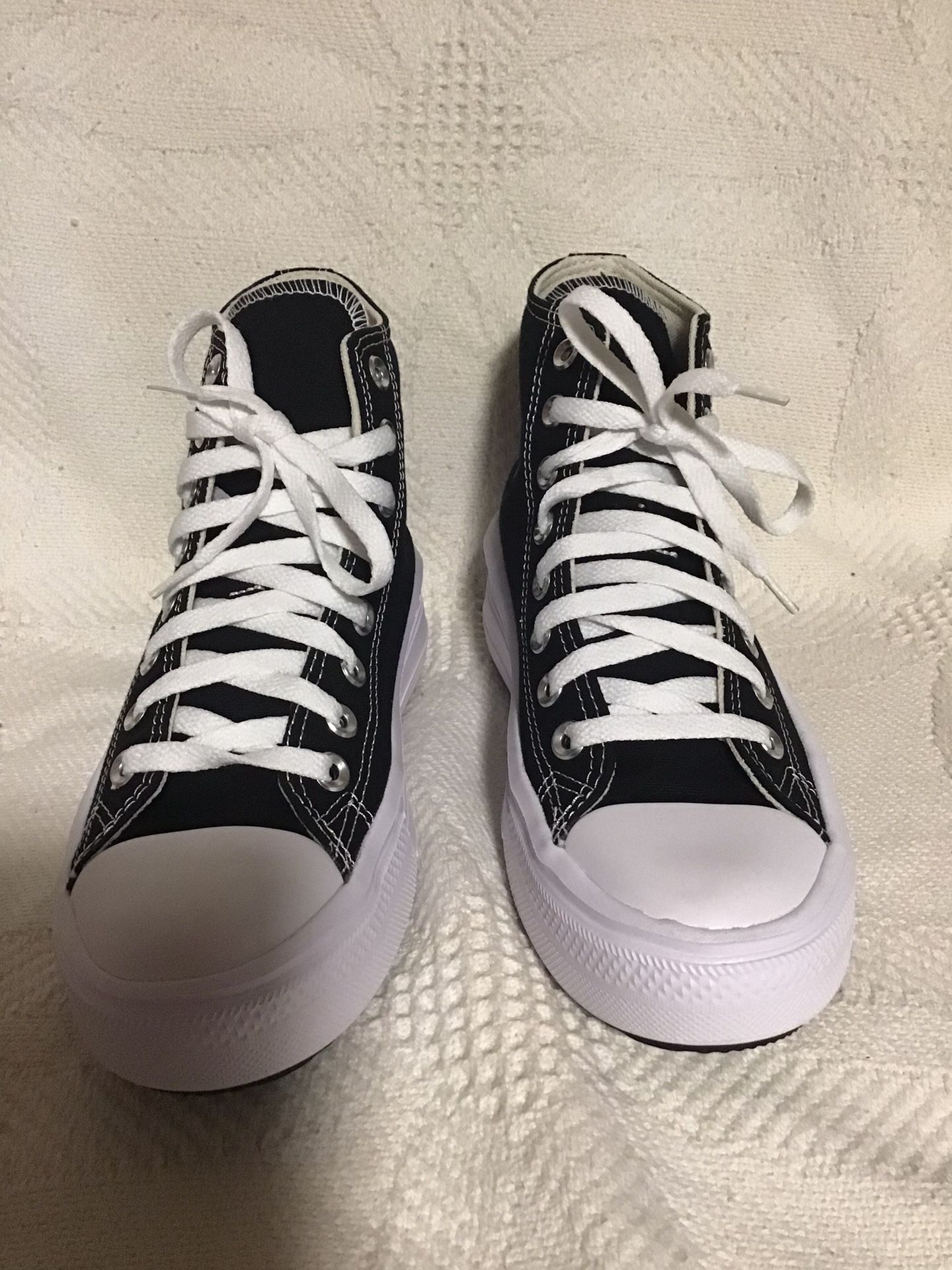 CONVERSE WOMEN SIZE 7 NEW IN THE BOX