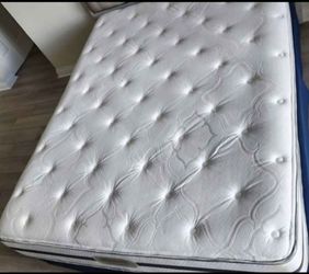 Like new beautiful beautyrest queen size mattress and boxspring.