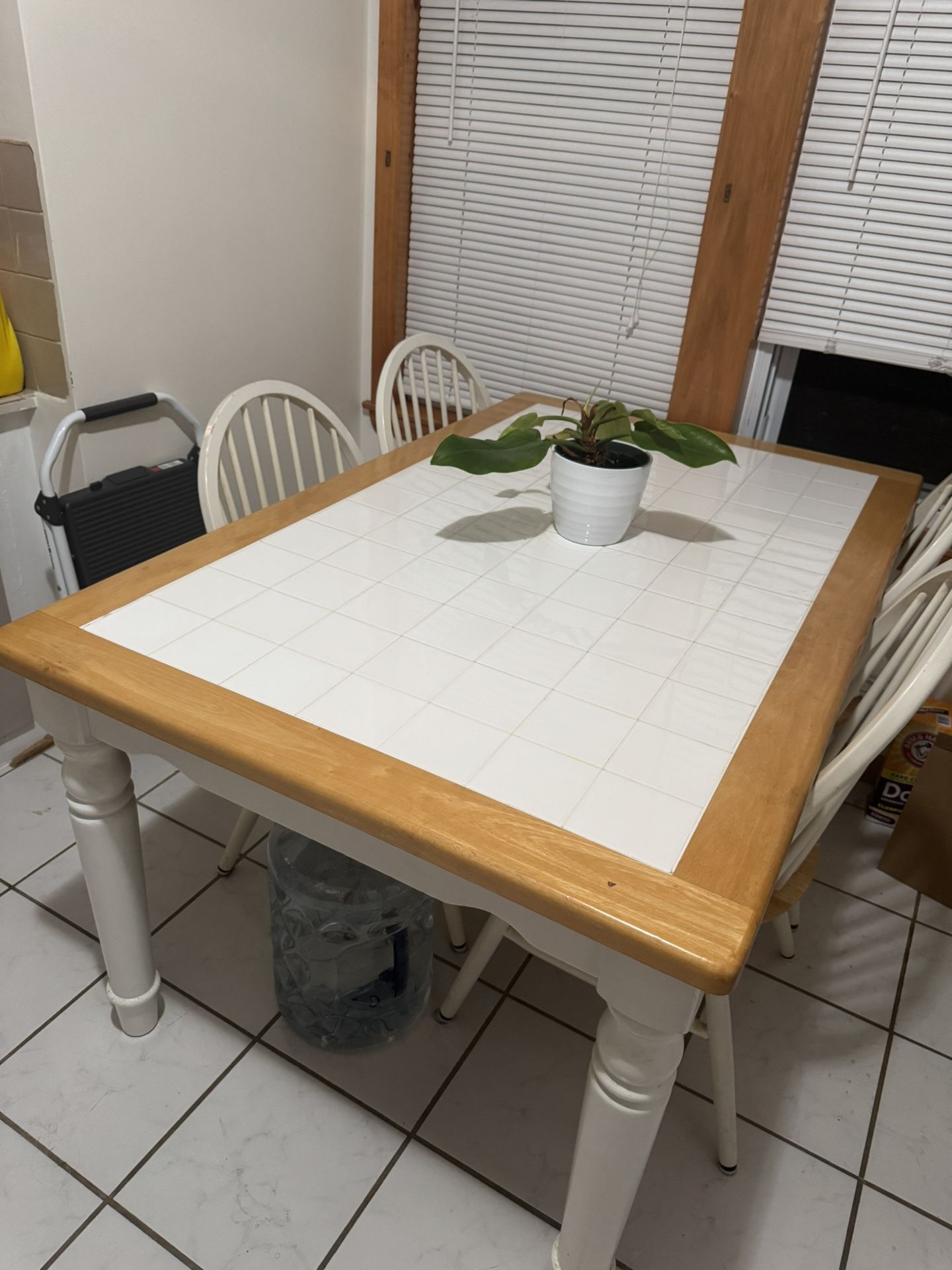 White Tile And Solid Wood Table In Good Condition With 6 Chairs!