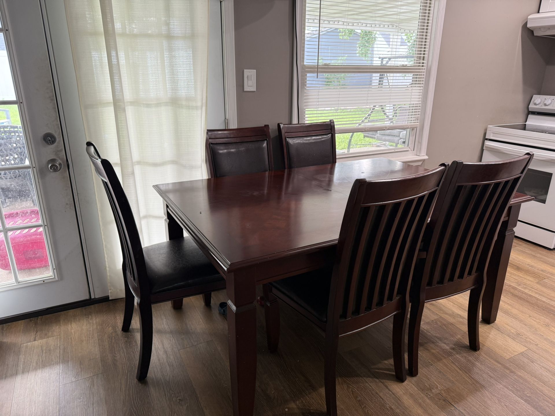 6 chair and the table ca be bigger with extra piece