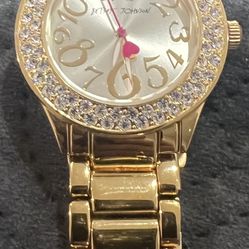 BETSEY JOHNSON GOLD TONE,CRYSTAL,PINK HEART HAND,BRACELET WATCH