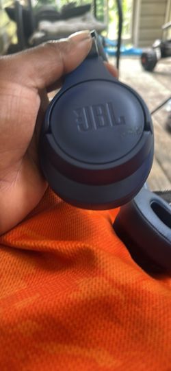 JBL 720 headphones with charger