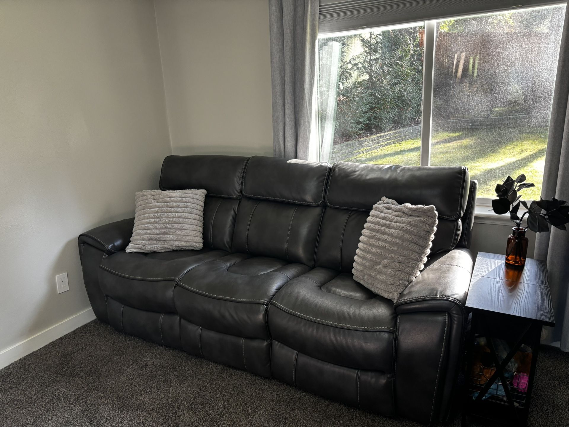 Intercon Summit Dual Power Leather Sofa – Excellent Condition
