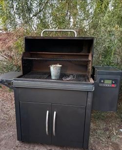 TRAEGER SILVERTON XL PELLET GRILL  SMOKER