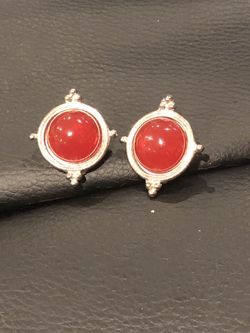 Nice silver tone clip on earrings !