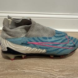Men’s Soccer Phantom Shoes Size 9.5