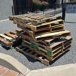 FREE WOODEN PALLETS 
