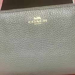 Coach Women's Small Corner Zip Wristlet in Pebbled Leather 