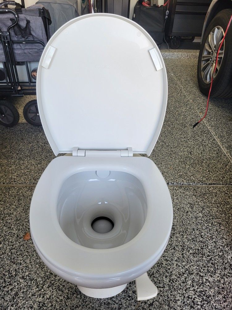 RV Toilet- Thetford Aqua Magic Style Il
