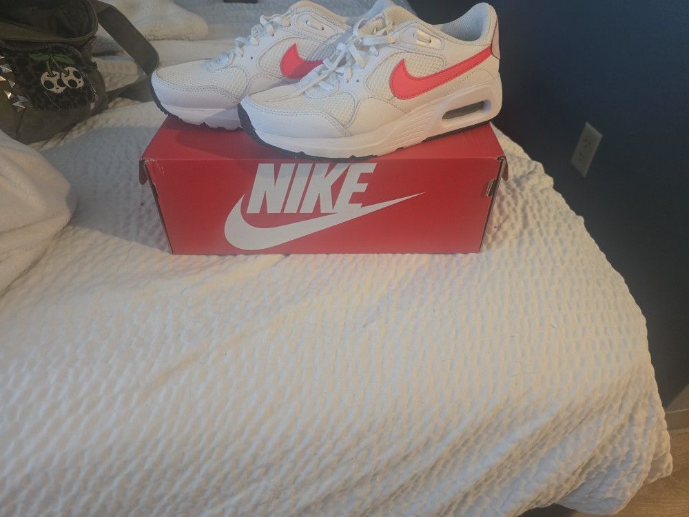 Woman's Nike Size 7 