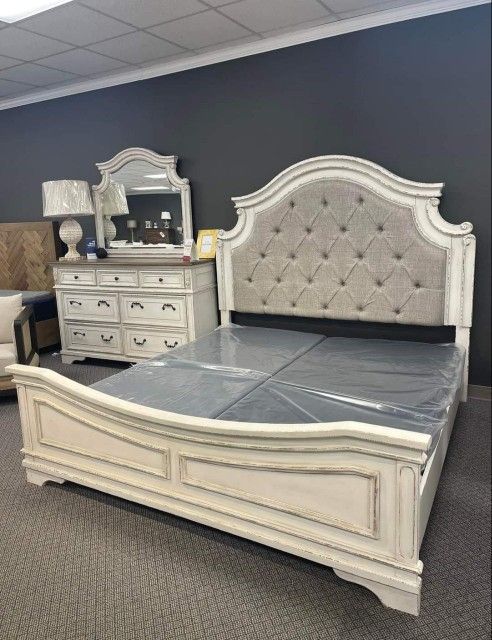 Love of Antiques ♥️REALYN CHIPPED WHITE PANEL BEDROOM SET