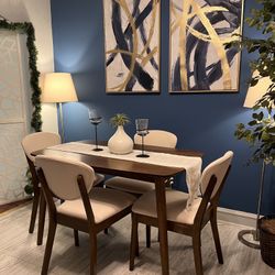 Beautiful Small Mid-Century Style Dining Set Great Condition!! Table with 4 Chairs! I Can Deliver.