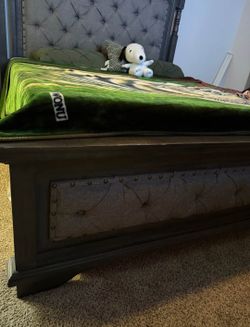 Kng Sz Bd St With Base Good Condition
