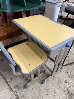 Kids desk set 📍$45