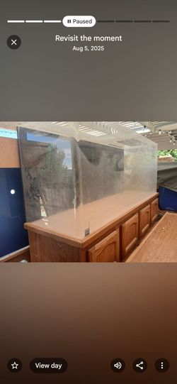 125 gal fish tank has top and bottom cabinetss